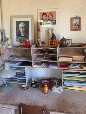 Bureau en bois avec casiers de rangement