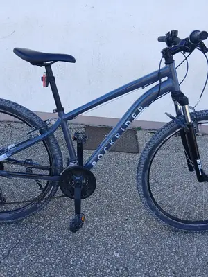 VTT Rockrider randonnée en très bon état avec béquille et antivol
