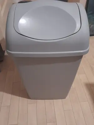 Une poubelle