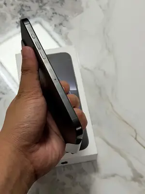 iPhone 16 Pro Max 256 Go titane noir, état neuf, avec boîte et facture - Miniature 3