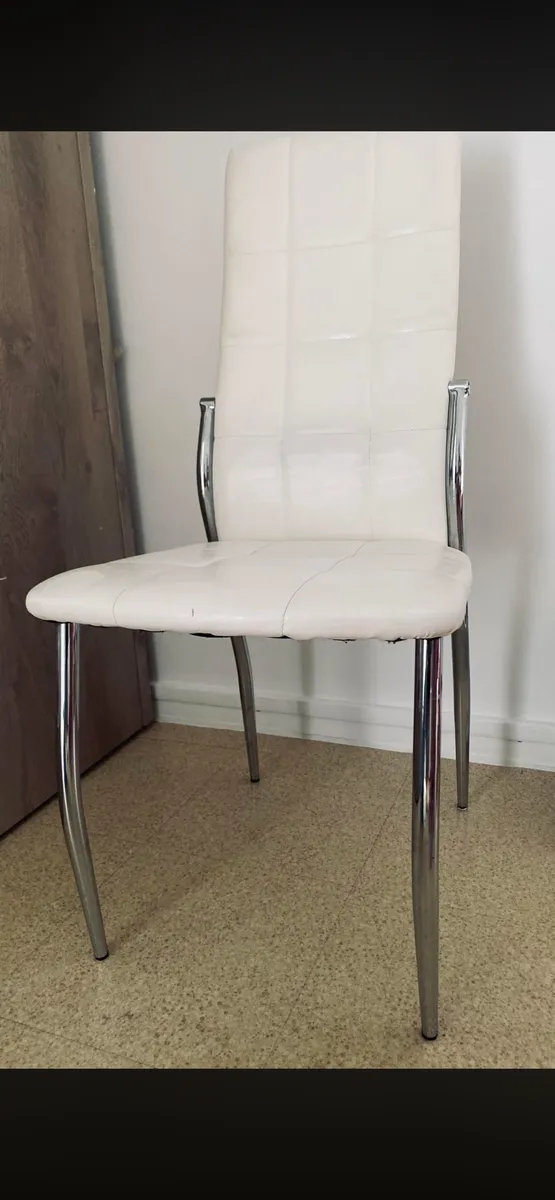 Lot de trois chaises en bon état - Photo 1