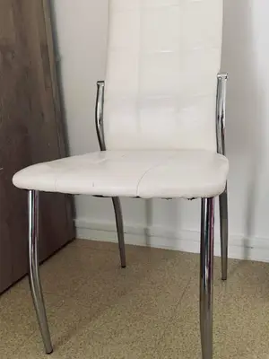 Lot de trois chaises en bon état