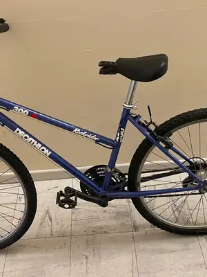 Vélo Decathlon Rockrider 300 bleu, VTT polyvalent avec freins V-Brake