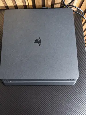 PlayStation 4 fonctionnelle avec manettes en supplément