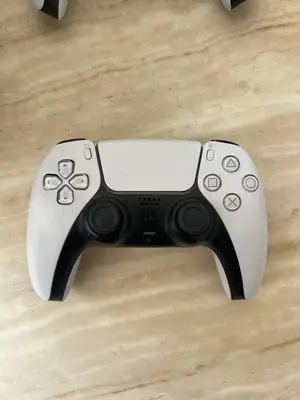 PS5 + 2 manettes - Bon état - Miniature 2