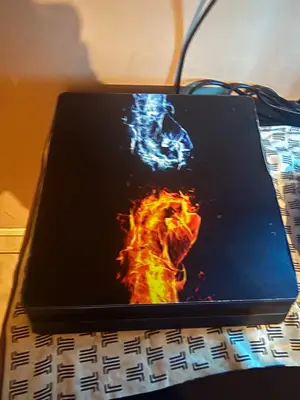 PS4 Slim + 8 jeux (Minecraft, Far Cry, FIFA 22, GTA 5...)