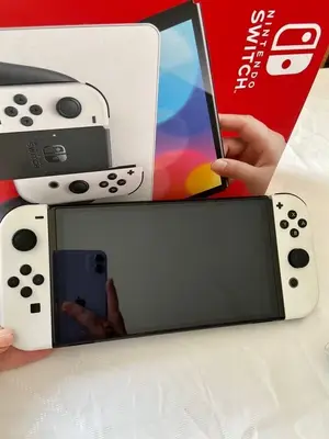 Nintendo Switch OLED blanche en excellent état avec boîte d'origine - Miniature 2