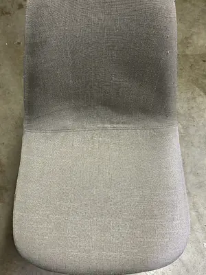 Lot de 4 chaises identiques avec assise et dossier en tissu gris clair