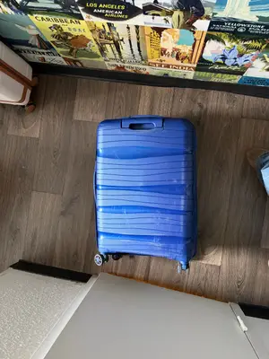 Grande valise rigide bleue à 4 roues en bon état, quelques rayures - Miniature 4