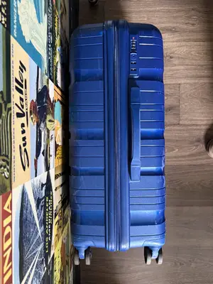Grande valise rigide bleue à 4 roues en bon état, quelques rayures - Miniature 5