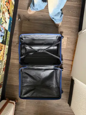 Grande valise rigide bleue à 4 roues en bon état, quelques rayures - Miniature 2