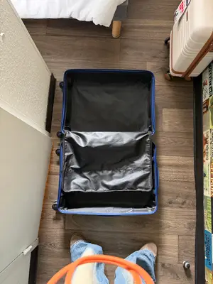 Grande valise rigide bleue à 4 roues en bon état, quelques rayures - Miniature 3