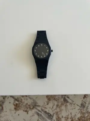 Montre noire chic de bonne qualité
