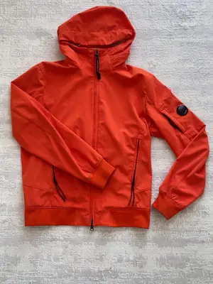 Veste CP Company avec 2-3 taches, belle qualité