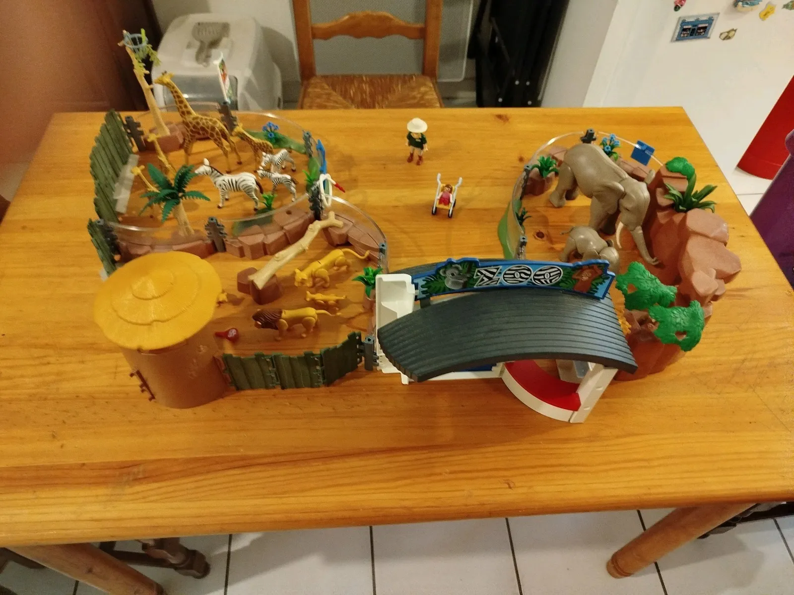 Lot Playmobil zoo complet avec zèbre, girafe, éléphant et équipe vétérinaire - Photo 1