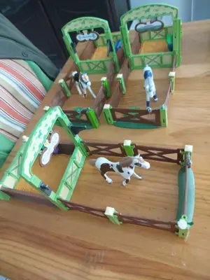 Je vend 5 box playmobil chevaux très bon état complet