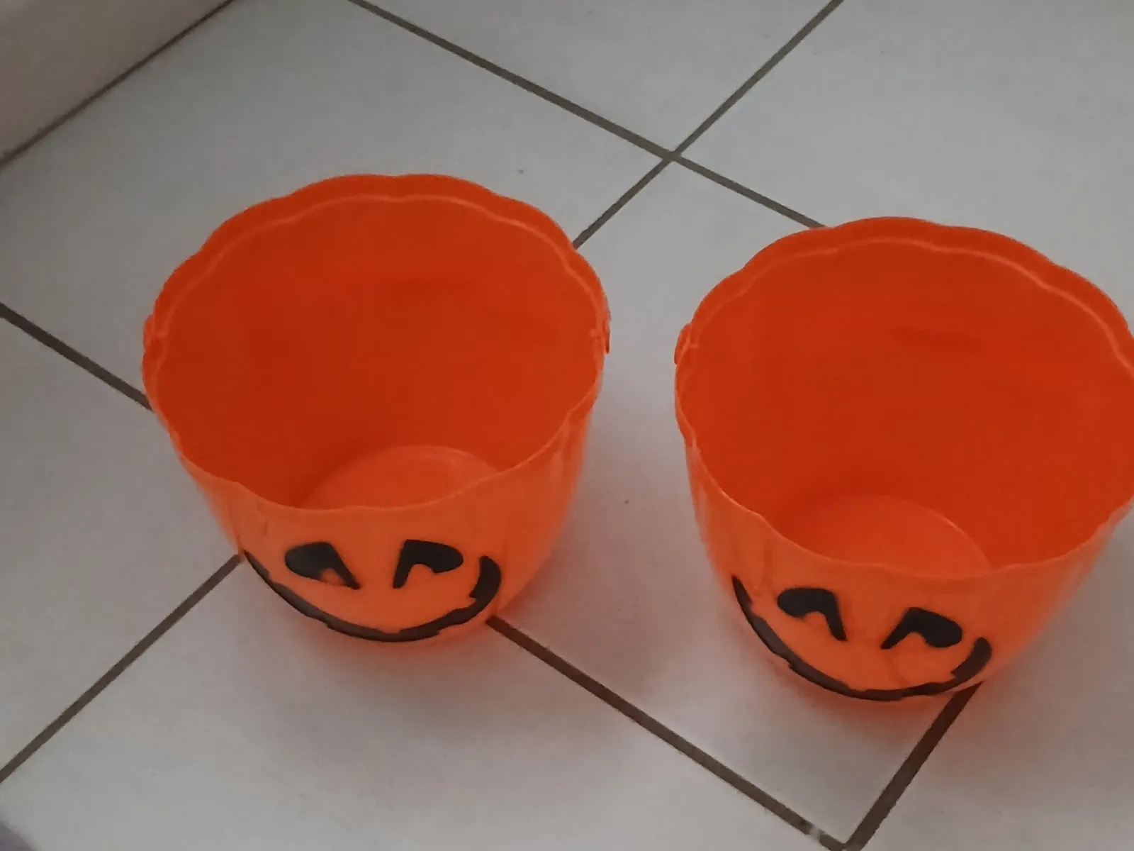 Deux seaux lumineux d’Halloween en très bon état - Photo 1
