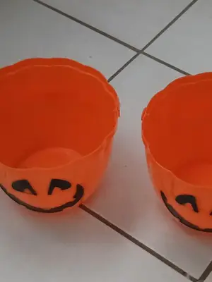 Deux seaux lumineux d’Halloween en très bon état