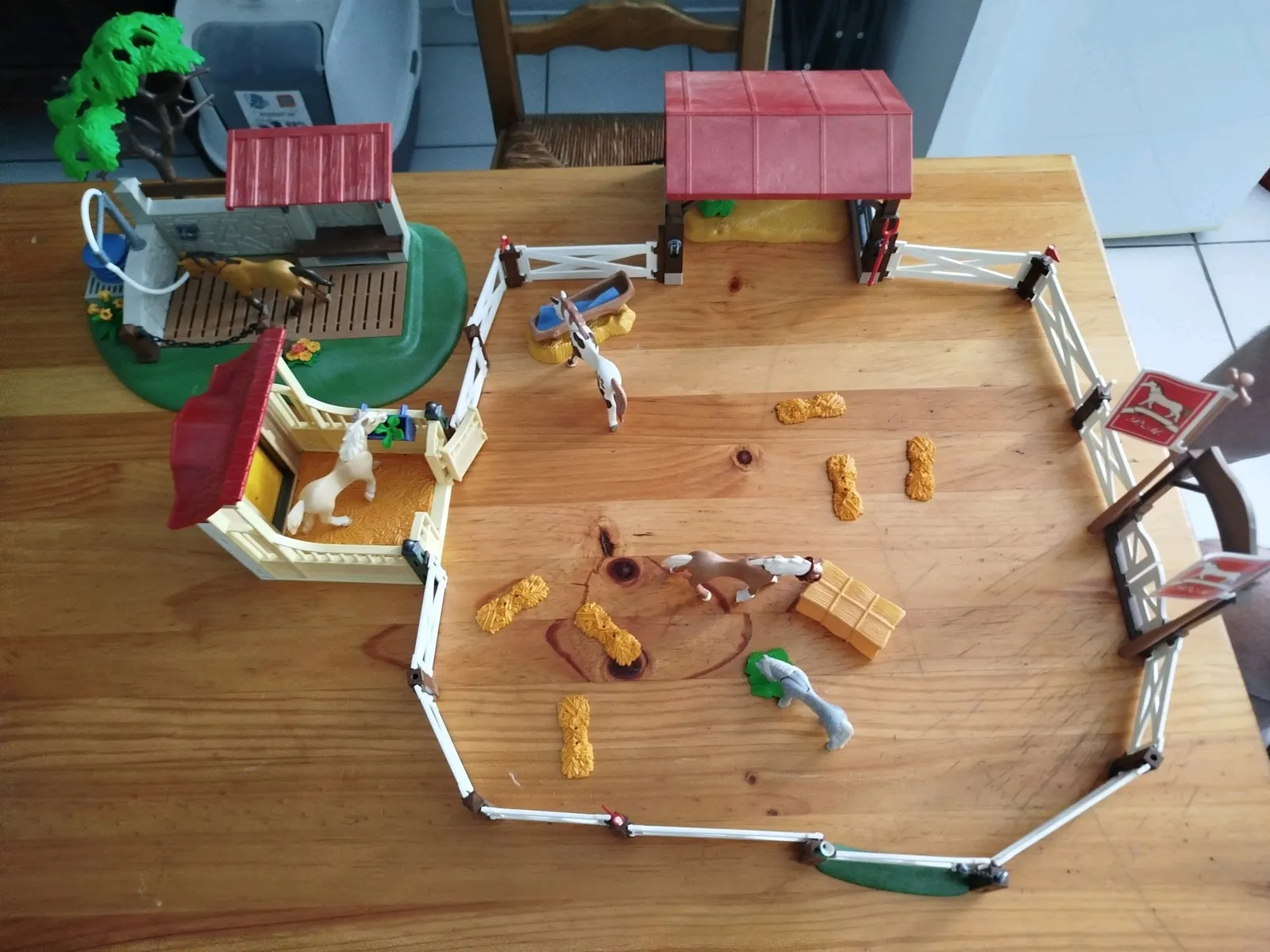 Centre équestre Playmobil complet en très bon état - Photo 1