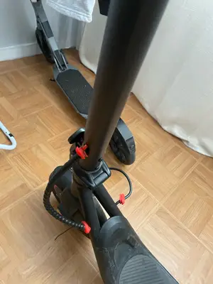 Trottinette électrique avec chargeur, déjà utilisée