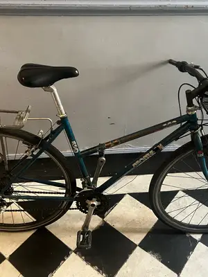 Vélo Decathlon 7 vitesses avec panier amovible et antivol
