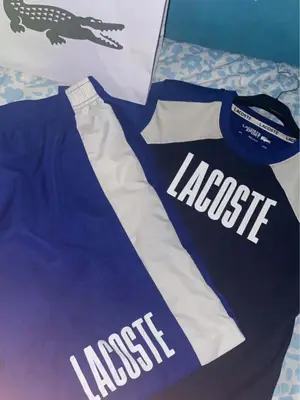 Ensemble Lacoste bleu : t-shirt sans le bas