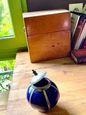 Petit pot céramique bleu avec monture et couvercle métal - Miniature 2