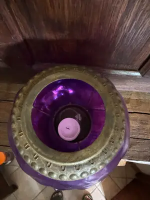 Réchaud à théière vintage en verre violet irisé avec monture en métal couleur laiton - Miniature 3