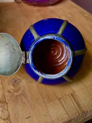 Petit pot céramique bleu avec monture et couvercle métal - Miniature 3