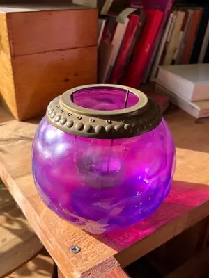 Réchaud à théière vintage en verre violet irisé avec monture en métal couleur laiton