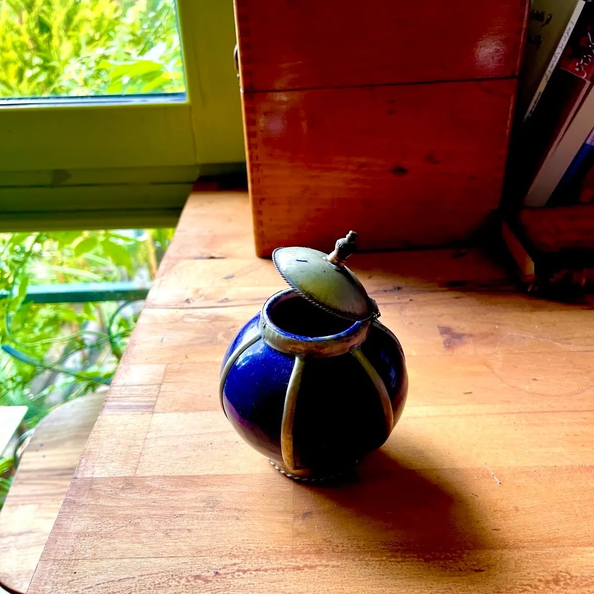 Petit pot céramique bleu avec monture et couvercle métal - Photo 1