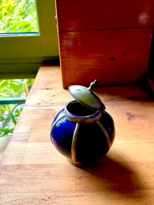 Petit pot céramique bleu avec monture et couvercle métal