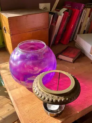 Réchaud à théière vintage en verre violet irisé avec monture en métal couleur laiton - Miniature 2