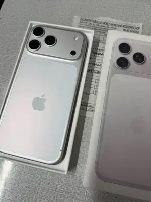 iPhone 17 Pro Max 256 Go argent, neuf, débloqué et sous garantie - Miniature 3