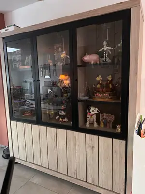 Table et vitrine de salle à manger