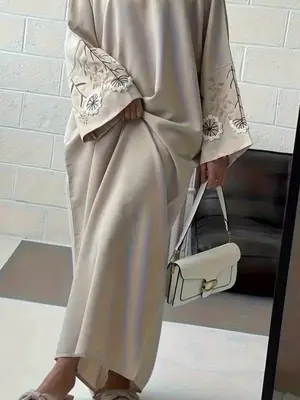 Robe longue/abaya beige avec broderies florales aux manches
