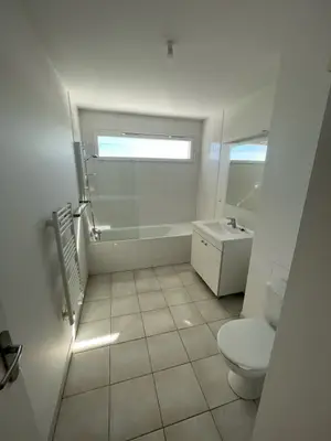 Appartement 2 pièces avec loggia, parking en sous-sol, sols et murs neufs - Miniature 5