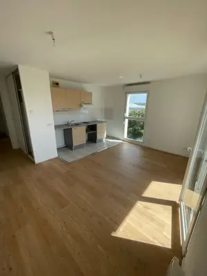 Appartement 2 pièces avec loggia, parking en sous-sol, sols et murs neufs - Miniature 2