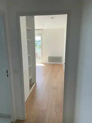 Appartement 2 pièces avec loggia, parking en sous-sol, sols et murs neufs - Miniature 3
