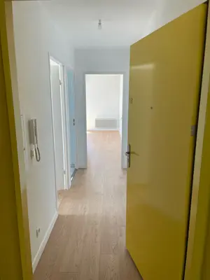Appartement 2 pièces avec loggia, parking en sous-sol, sols et murs neufs - Miniature 4