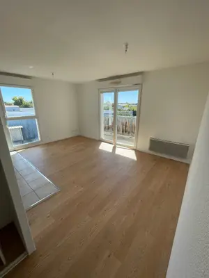 Appartement 2 pièces avec loggia, parking en sous-sol, sols et murs neufs