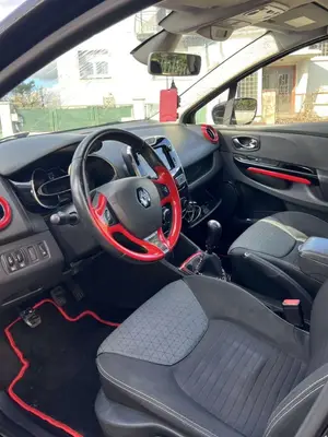 Renault Clio avec 148 000 km, révisée et carte grise à mon nom - Miniature 3