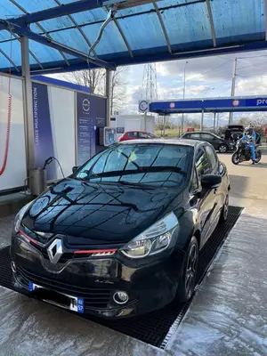 Renault Clio avec 148 000 km, révisée et carte grise à mon nom