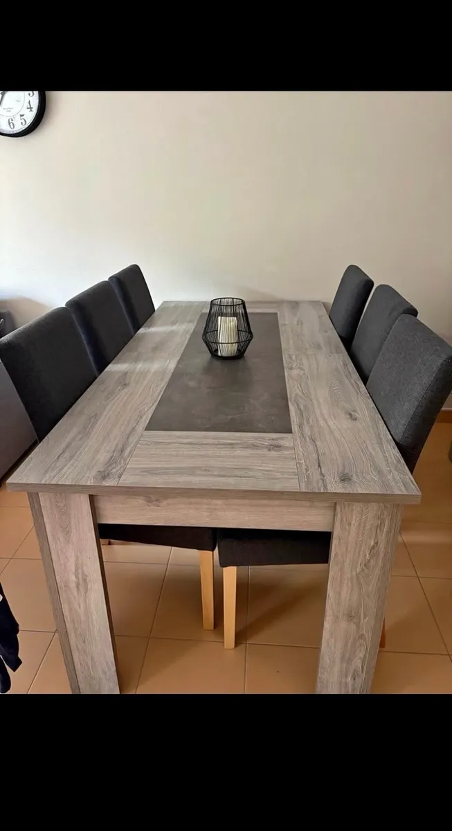 Table de salle à manger avec chaises - Photo 1