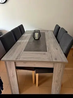 Table de salle à manger avec chaises