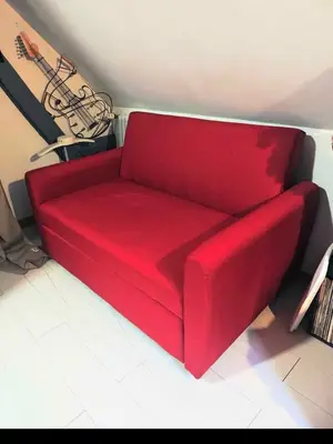 Canapé convertible rouge 2 places, utilisable comme lit d’appoint
