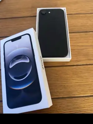 Apple iPhone 16e 128 Go noir, très bon état, batterie à 100 % et boîte d’origine