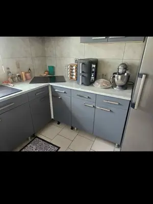 Ensemble de meubles de cuisine avec plan de travail et évier en bon état