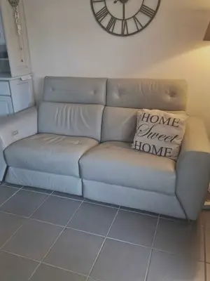 Canapé 2 places en cuir gris avec relax électriques en très bon état