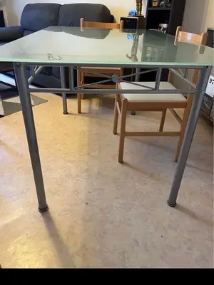 Table à manger en verre de 140 x 90 cm, en bon état, à récupérer sur place